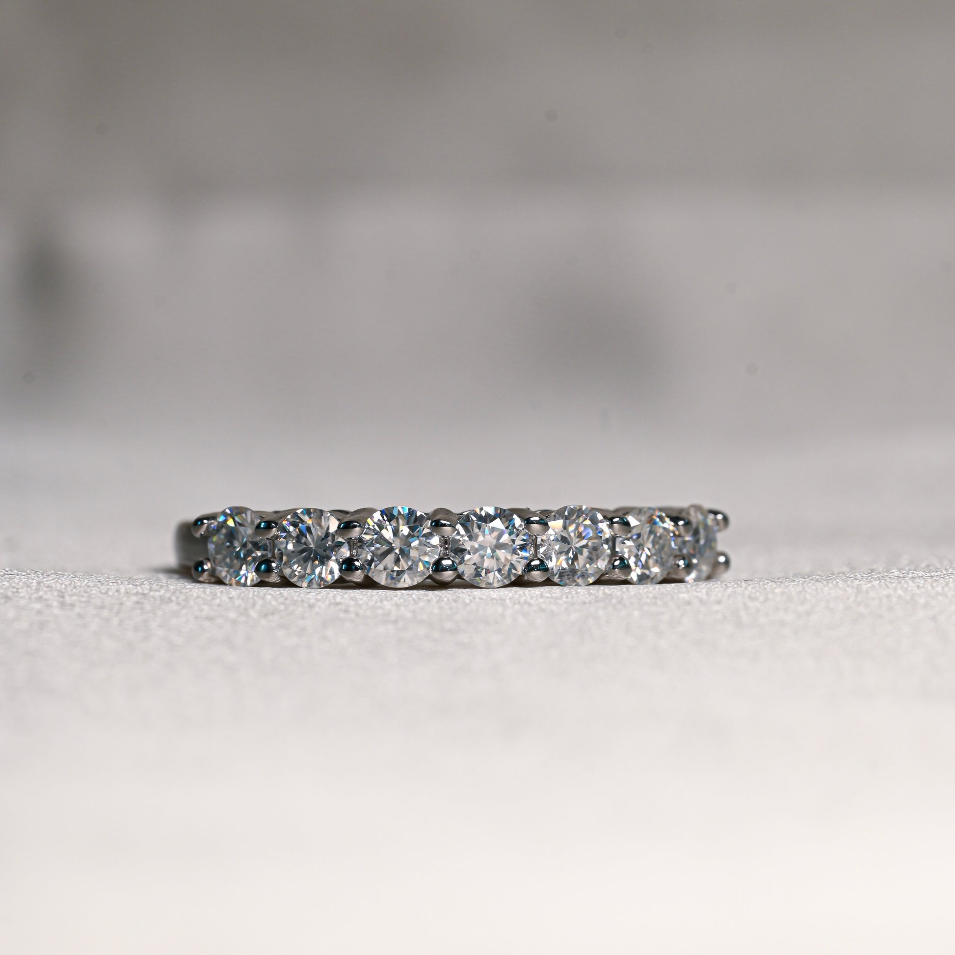 KINDA 0.1 ct (3 mm) Moissanite Band in Sterling Silver