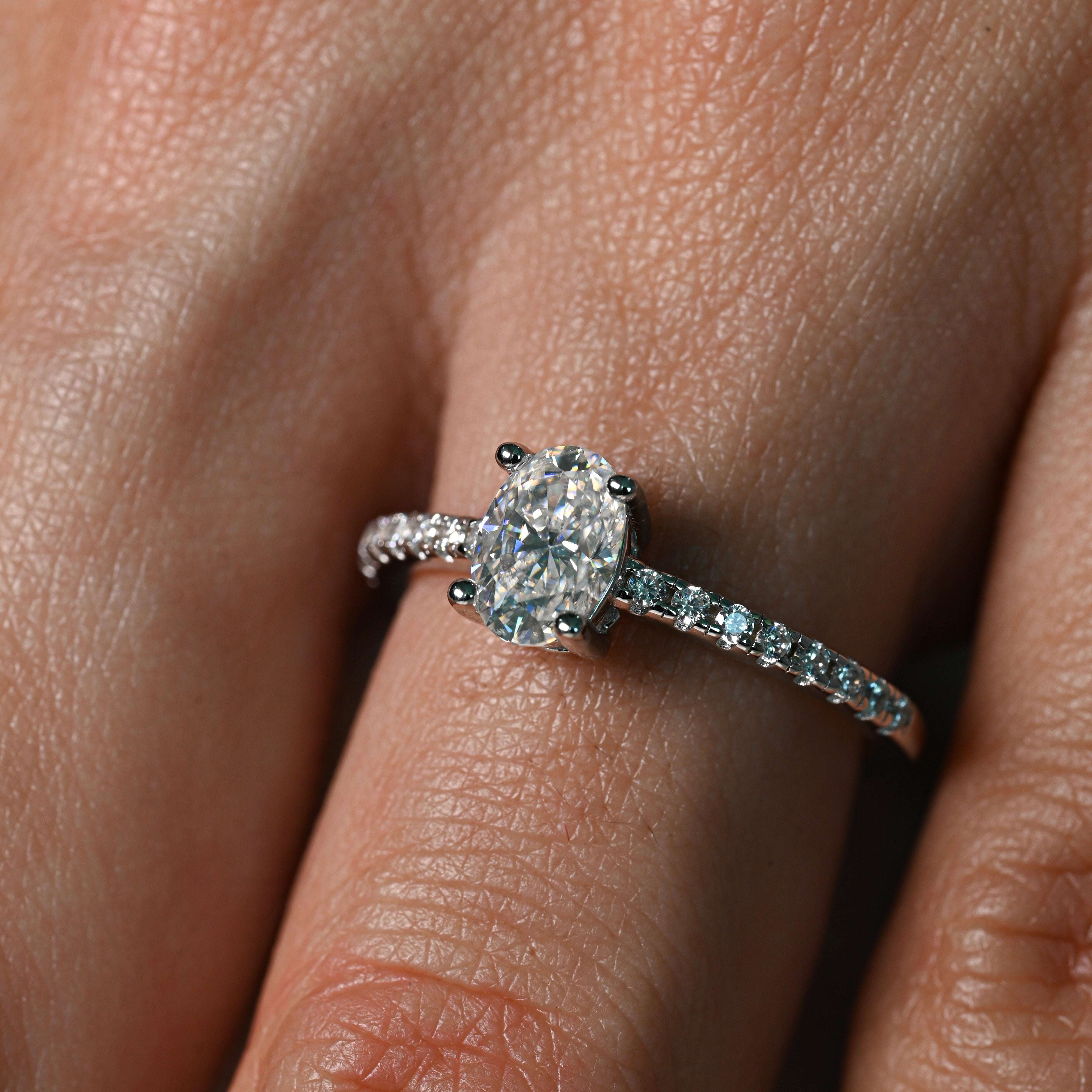 ARIANA 1 Carat Oval-Cut Moissanite Ring in Sterling Silver