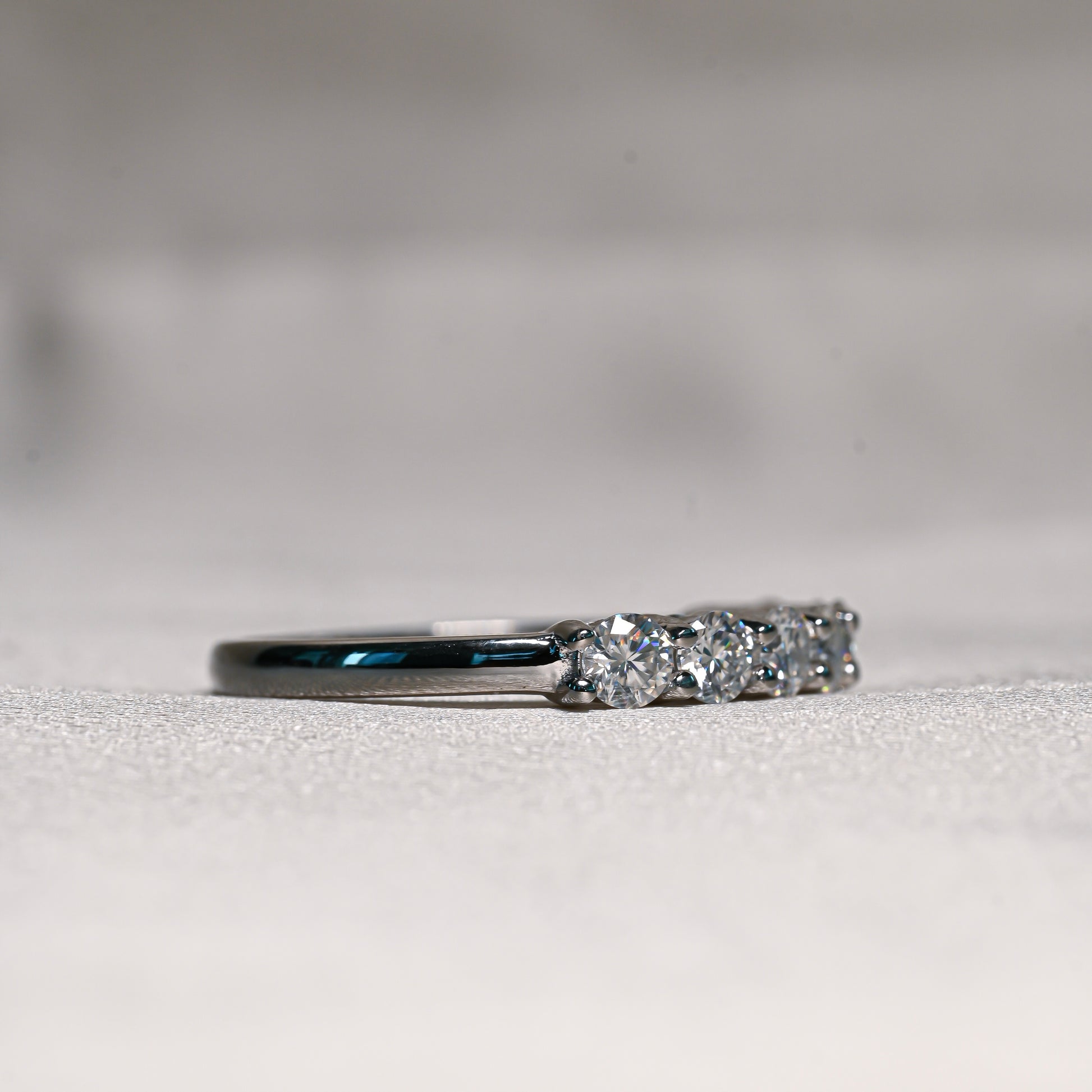 KINDA 0.1 ct (3 mm) Moissanite Band in Sterling Silver