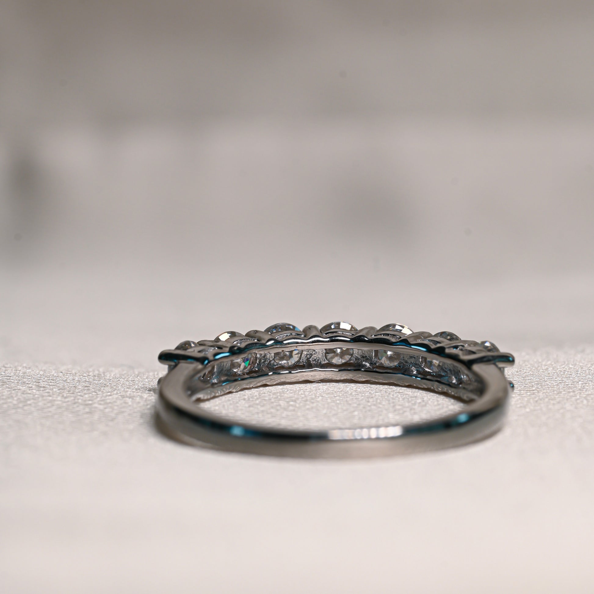 KINDA 0.1 ct (3 mm) Moissanite Band in Sterling Silver