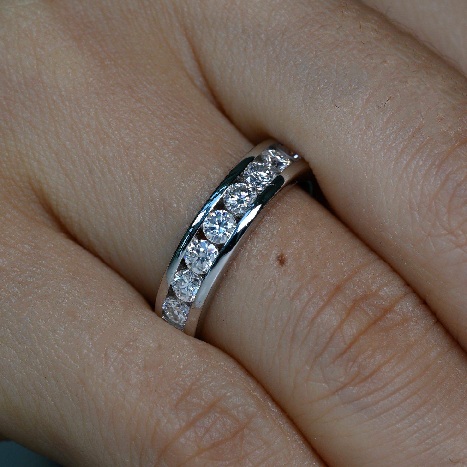 AMARIS 0.1 ct (3 mm) Moissanite Band in Sterling Silver