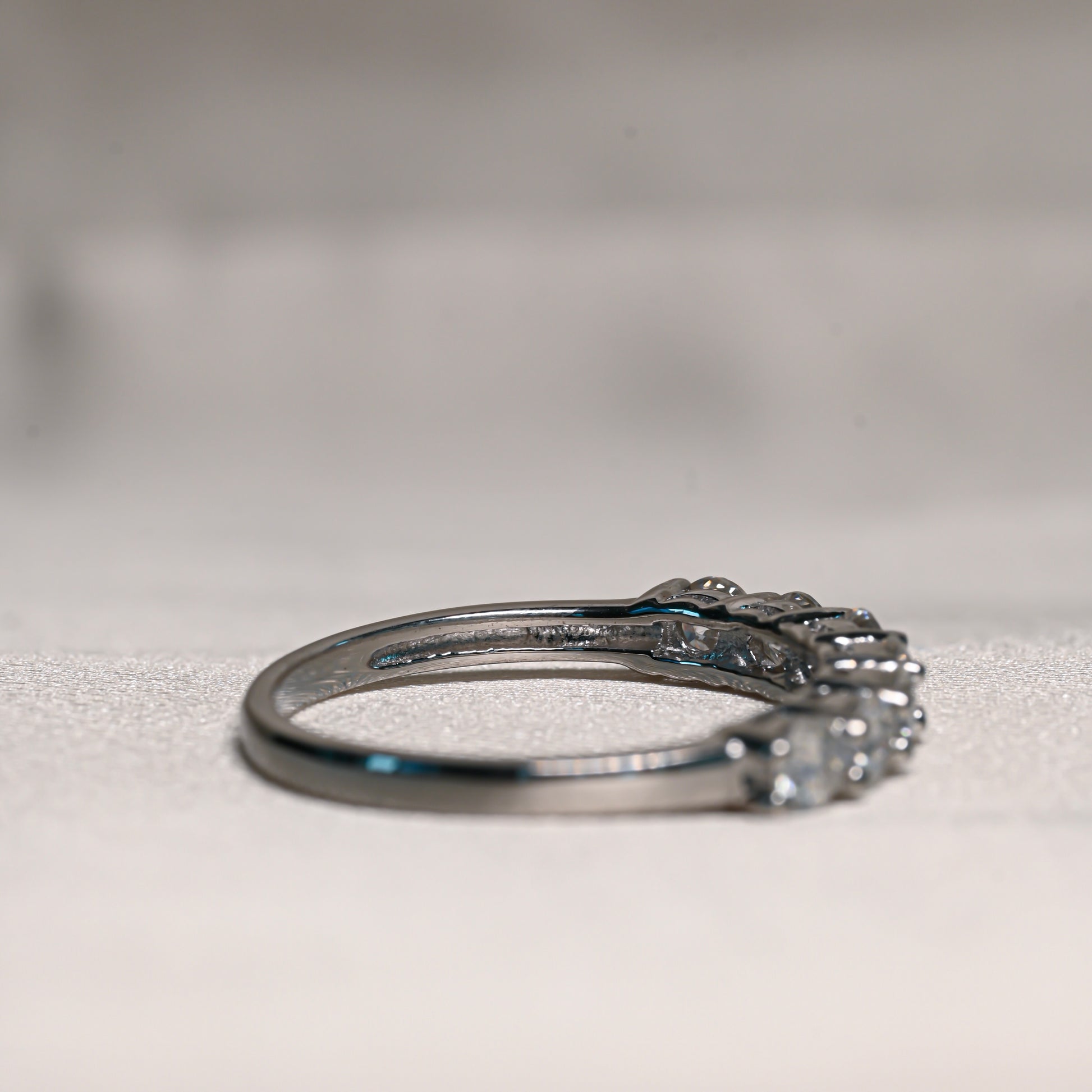KINDA 0.1 ct (3 mm) Moissanite Band in Sterling Silver