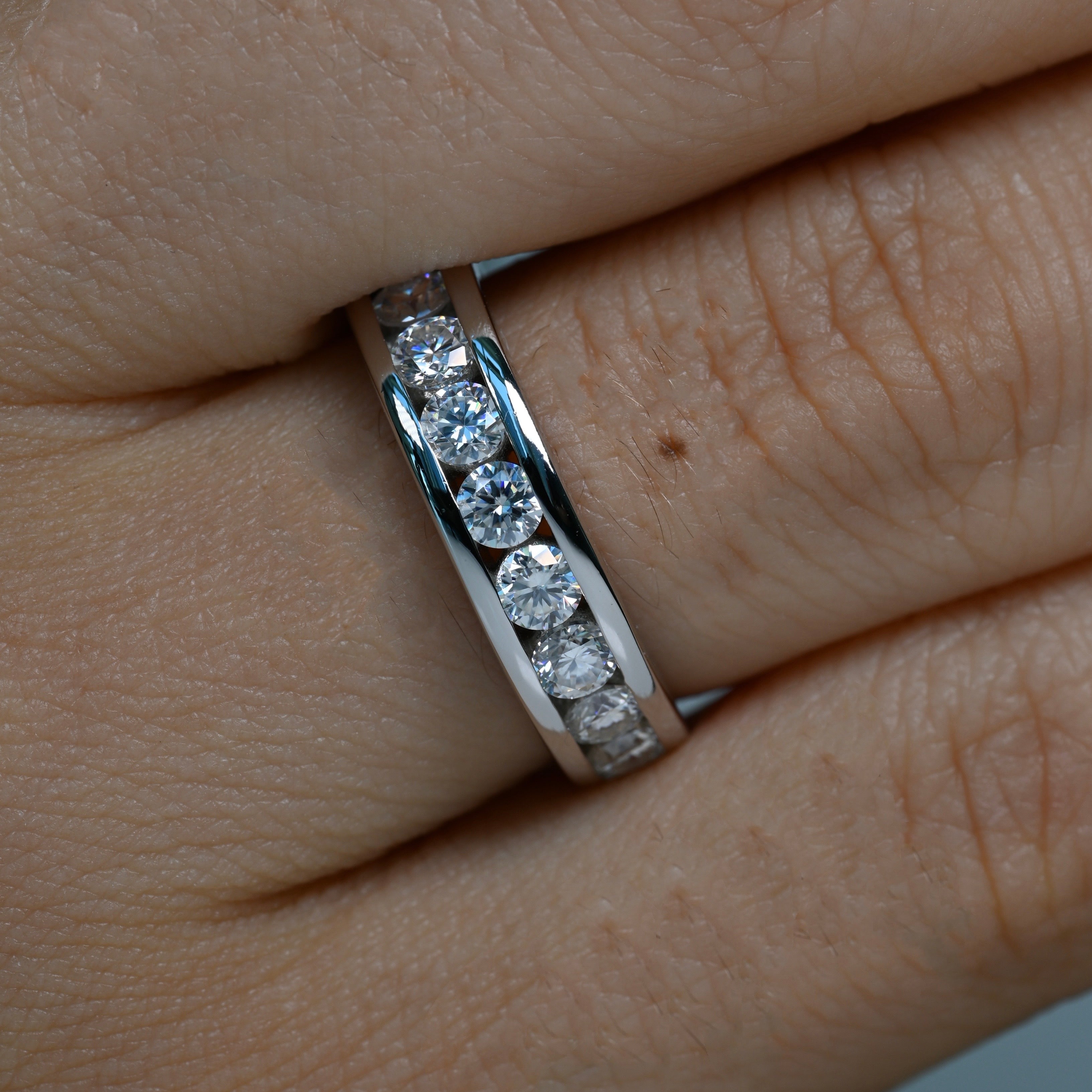 AMARIS 0.1 ct (3 mm) Moissanite Band in Sterling Silver