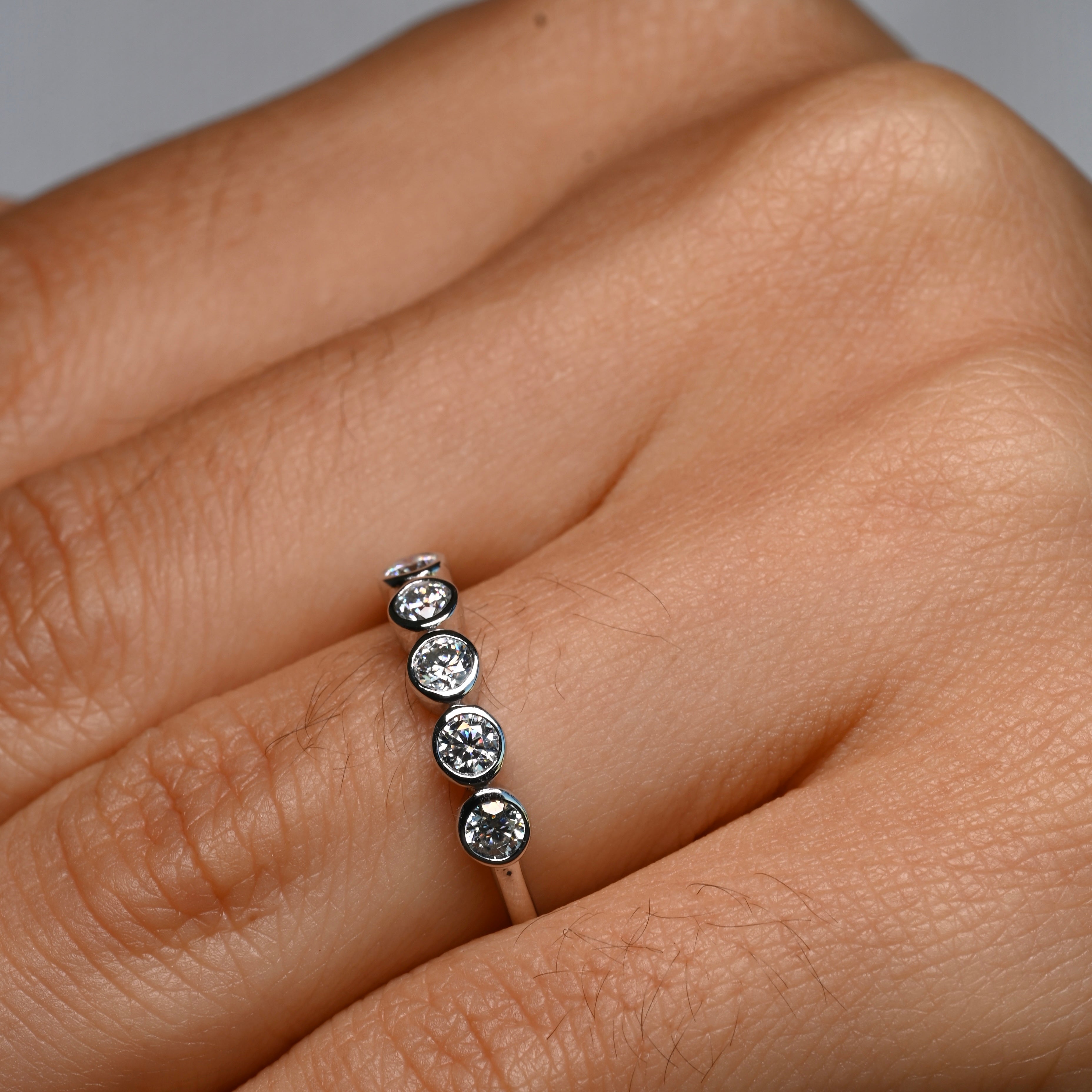 LARY 0.1ct (3mm) Round-Cut Moissanite Band in Sterling Silver