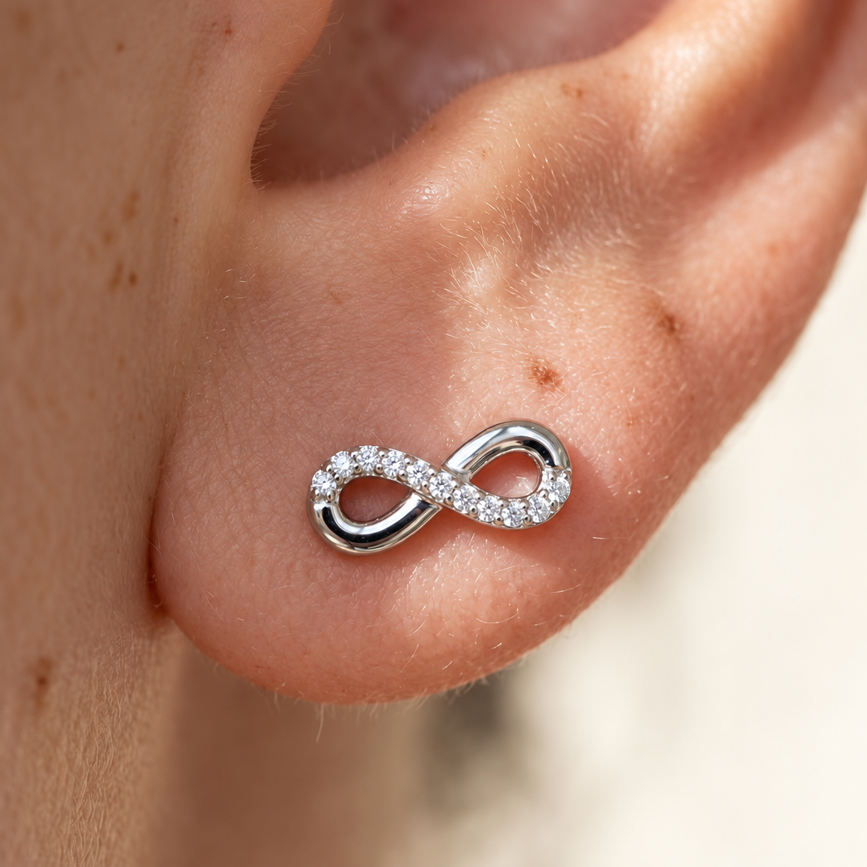 CARRIE Round Cut Moissanite Earrings
