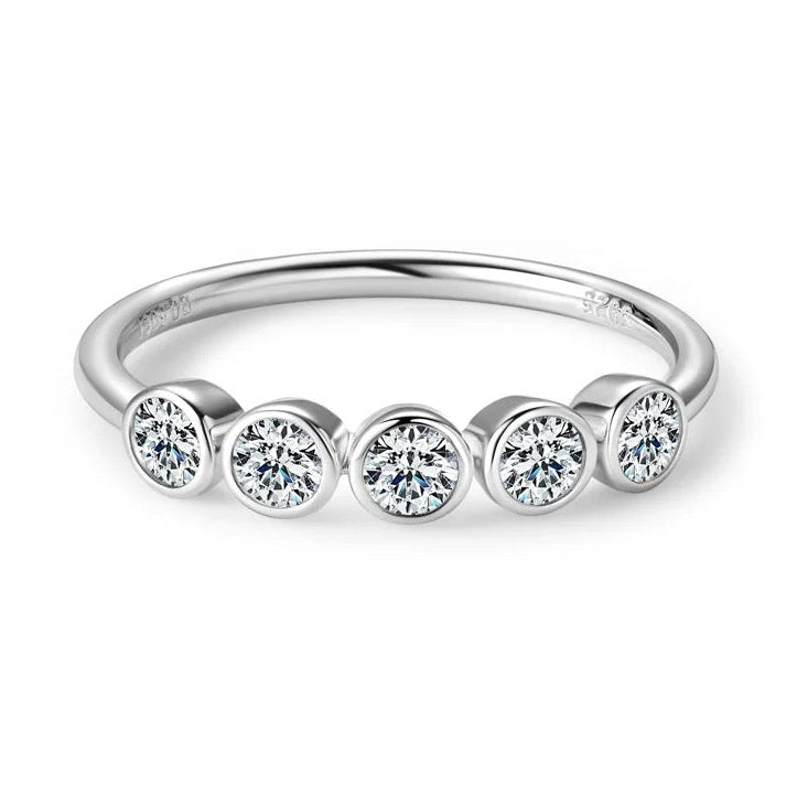 LARY 0.1ct (3mm) Round-Cut Moissanite Band in Sterling Silver
